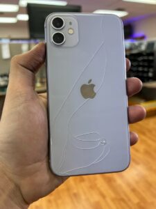 Teknisi sedang melakukan jasa service backglass iPhone di iSeven Service Jakarta