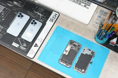 Teknisi melakukan service LCD dan baterai Apple di iSeven Service Jakarta