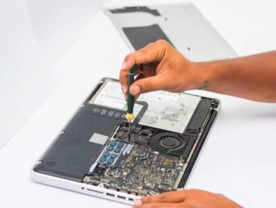 MacBook Mati Total – Motherboard Rusak dan Solusi Servis