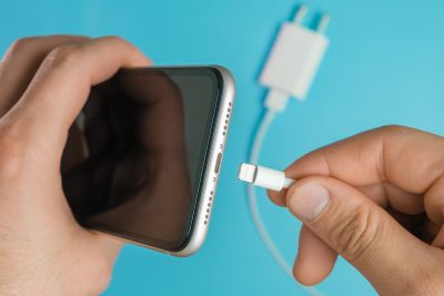 Solusi Ampuh iPhone Tidak Bisa Di-charge dan 11 Penyebabnya