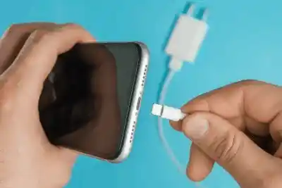 5 Cara Jitu Mengatasi iPhone tidak bisa di charge, Solusi Hemat & Biaya Servisnya!