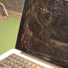 kaca macbook pecah