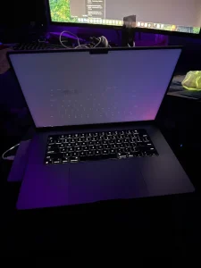 Layar MacBook Black Screen: Penyebab dan Cara Mengatasinya dengan Cepat (Panduan 2025)