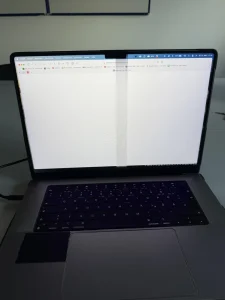 Layar MacBook Bergaris: Penyebab dan Solusi Cepat di iSeven Service Ganti LCD Panel Only (Panduan Lengkap 2025)