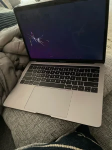 Layar MacBook Bergaris: Penyebab dan Solusi Cepat di iSeven Service Ganti LCD Panel Only (Panduan Lengkap 2025)