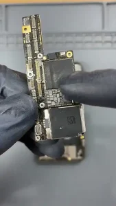 7 Ciri Kerusakan Motherboard, Pahami apa itu IC pada iPhone Sekarang Sebelum Mati Total!