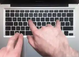 7 Trik Mengatasi Layar Macbook Mati Tapi Mesin Menyala Yang Terbukti Ampuh dan Hemat Biaya!