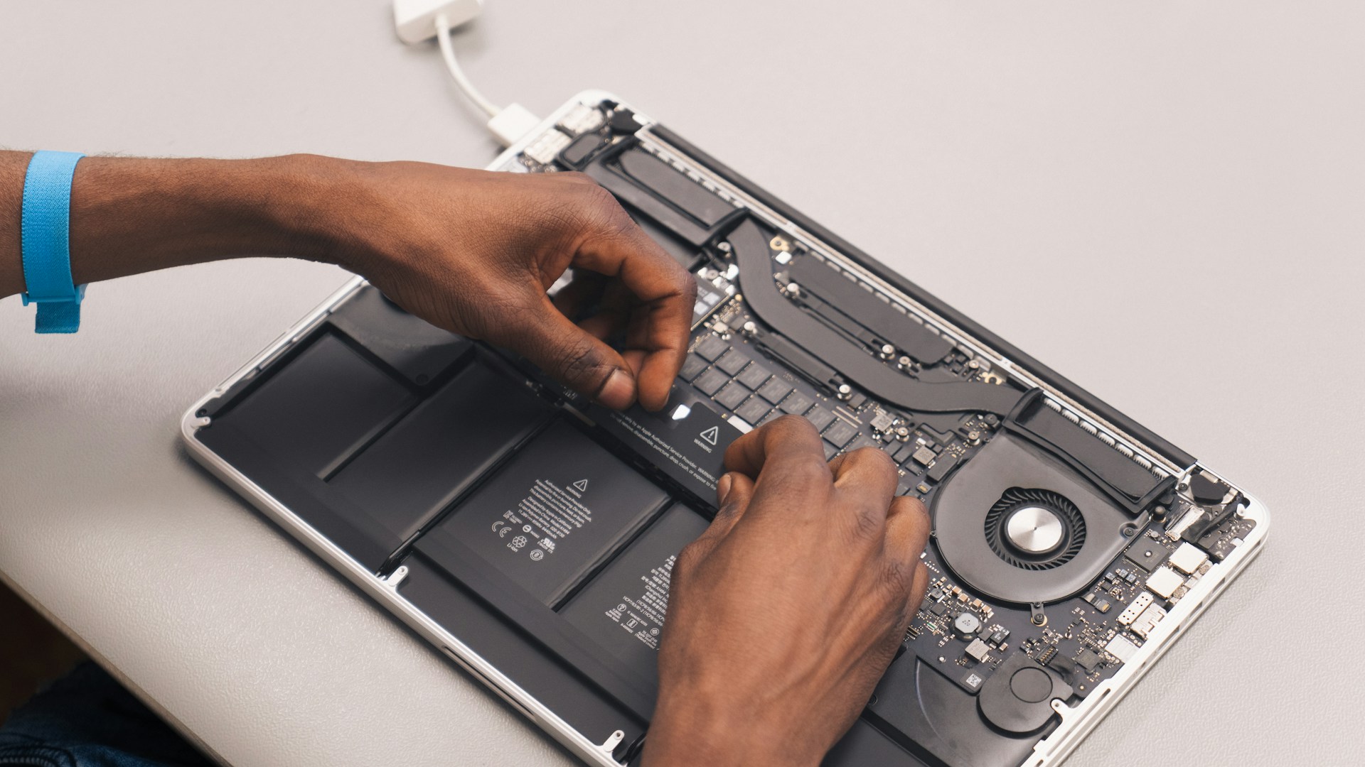 ganti batre macbook