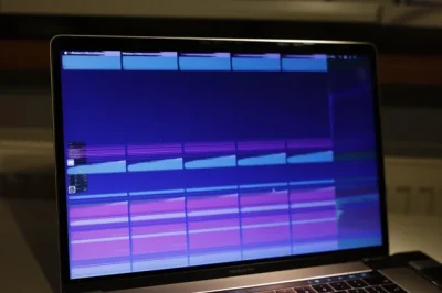 Layar MacBook Flickering: 9 Penyebab, 12 Solusi Cepat, & Panduan Servis (Bisa Ditunggu)