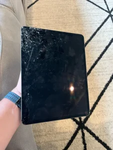 Mending Ganti Kaca Daripada Ganti LCD Fullset iPad? Ini Alasannya yang Wajib Kamu Tahu! [Panduan di Tahun 2025]