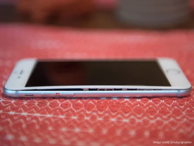 BAHAYA! 5 Tanda Kritis LCD iPhone Terangkat, Risiko Ledakan Baterai & Solusi Perbaikan Cepat 30 Menit