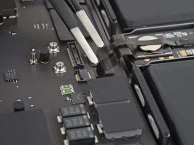 7 Cara Membedakan Speaker iPhone atau MacBook Rusak: IC atau Hardware? (Panduan Lengkap!)