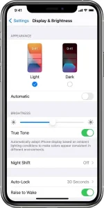 7 Cara Mengatasi Layar iPhone Redup Sendiri Paling Ampuh & Instan!