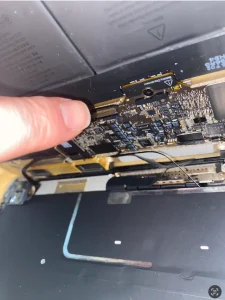 MacBook Terkena Air? Bahaya Jika Dibiarkan & Cara Menyelamatkannya!