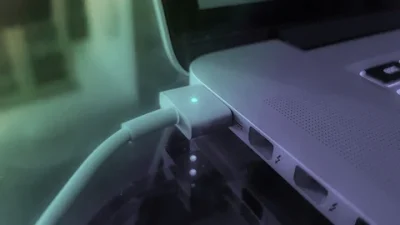 Charger MacBook Semalaman, Apakah Aman?