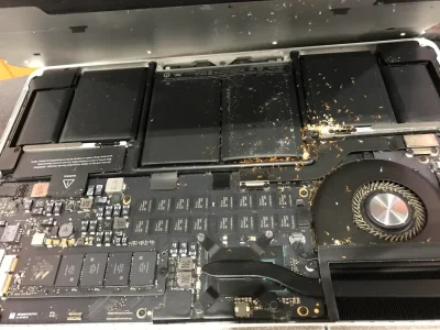 MacBook Terkena Air? Bahaya Jika Dibiarkan & Cara Menyelamatkannya!