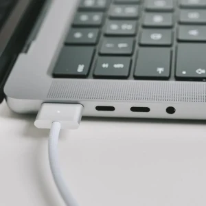 Charger MacBook Semalaman, Apakah Aman?
