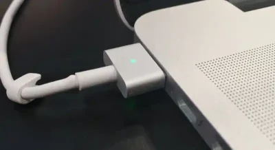 Charger MacBook Dari 0 Ke 100%: Ini 5 Durasi Waktu Normal & Triknya!