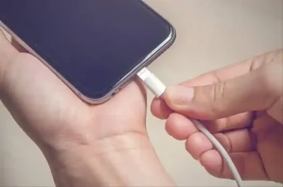 Bahaya iPhone Dimainkan Sambil Di Charger yang Wajib Kamu Tahu