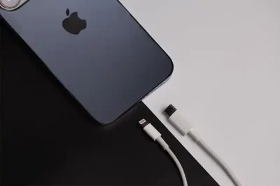 Bahaya iPhone Dimainkan Sambil Di Charger yang Wajib Kamu Tahu