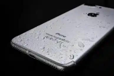 5 Cara Melindungi iPhone dari Air di Musim Hujan 2026