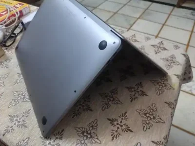 Pergantian Papersheet MacBook Kena Air, 3 Alasan Kenapa Harus Cepat Sebelum LCD Rusak Total!