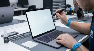 Layar LCD Macbook Tidak Bisa Dibuka Full? 5 Gejala & Solusi Jelasnya Disini!