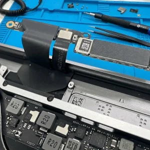 Layar LCD Macbook Tidak Bisa Dibuka Full? 5 Gejala & Solusi Jelasnya Disini!