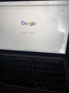 Bahaya MacBook Kena Air Dibiarkan Terlalu Lama & Solusi Terbarunya Disini!